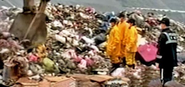 警方請人到垃圾山開挖，希望找到其他殘肢，但徒勞無功。（東森新聞提供）