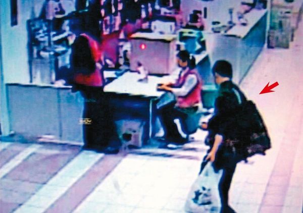 賣場監視器拍下王男（箭頭處）買旅行袋離開的畫面，成為關鍵證據。（東森新聞提供）