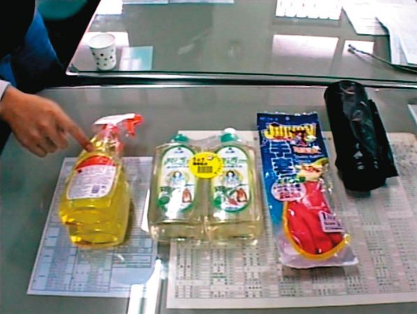 警方搜出王男買來分屍用的手套、塑膠袋、清潔劑等證物。（東森新聞提供）