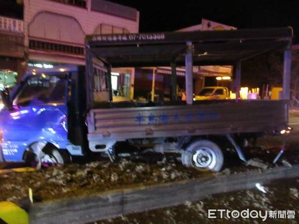 ▲墾丁南灣爆胎車禍             。（圖／記者陳崑福翻攝，下同）