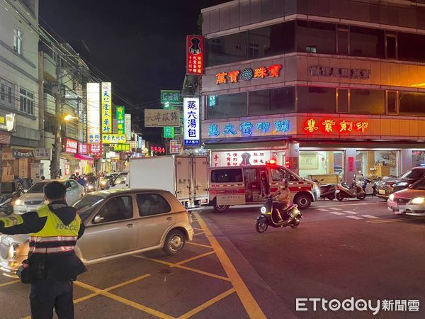 ▲▼救護車街頭逆向停車，包紮自摔的女大學生，結果車後門被撞凹。（圖／民眾提供，下同）