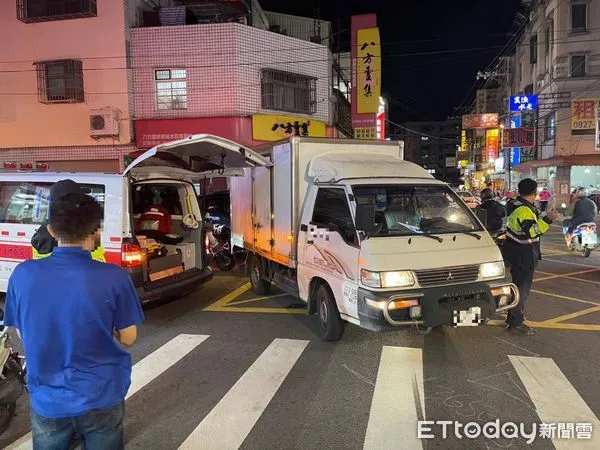 ▲▼救護車街頭逆向停車，包紮自摔的女大學生，結果車後門被撞凹。（圖／民眾提供，下同）