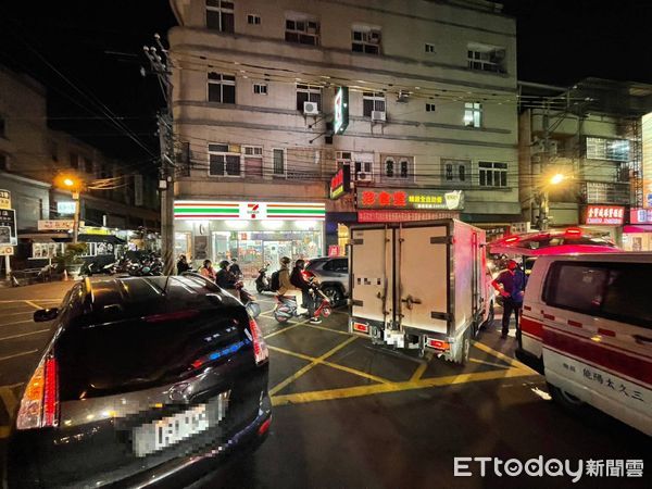 ▲▼救護車街頭逆向停車，包紮自摔的女大學生，結果車後門被撞凹。（圖／民眾提供，下同）