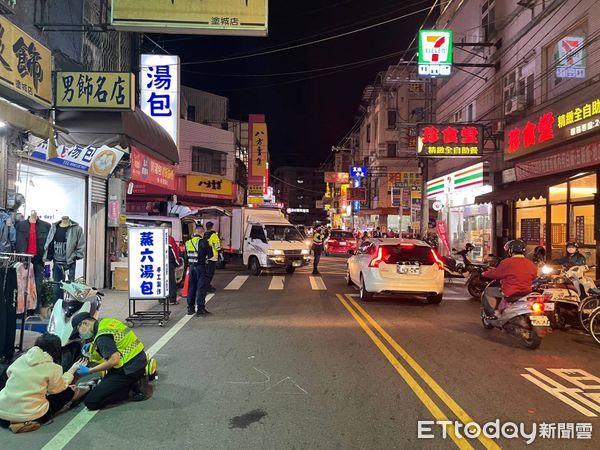 ▲▼救護車街頭逆向停車，包紮自摔的女大學生，結果車後門被撞凹。（圖／民眾提供，下同）