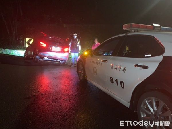 ▲桃園市汪姓婦人車輪陷入排水溝中動彈不得。（圖／龜山警分局提供）