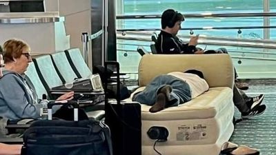 專業睡蟲！男子機場候機室睡覺　「自備充氣床墊」把握分秒香甜美夢