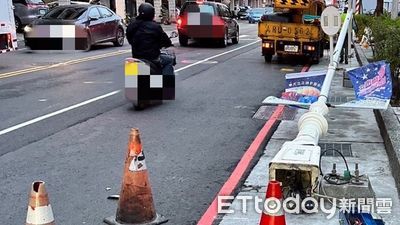 快訊／不敵強風！高雄鳳山路燈倒塌砸毀車　無辜駕駛嚇死了