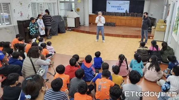 ▲企業贈送三和國小書籍並將修繕圖書室及幼兒園教室。（圖／記者楊漢聲翻攝）