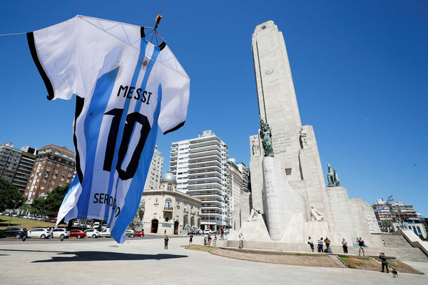 ▲▼阿根廷城鎮懸掛起一件高6層樓的梅西「藍白軍團10號球衣」。（圖／路透）