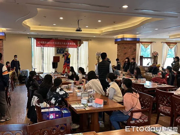 ▲台東縣政府17日舉辦，111年度監護兒少歲末聚餐活動。（圖／記者楊漢聲翻攝）