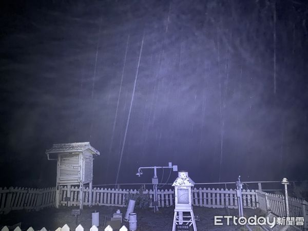 ▲▼玉山氣象站晚間18:50雨夾冰霰。（圖／氣象局）