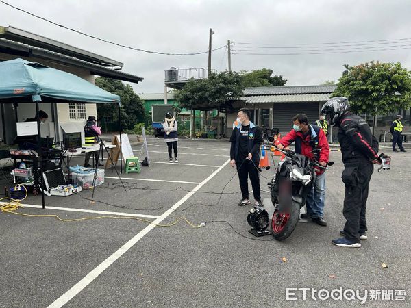 ▲台南市警玉井分局17日會同麻豆監理站、環保局及交通警察大隊聯手出擊，在轄區楠西段台3線370公里處執行「監警環聯合稽查」。（圖／記者林悅翻攝，下同）