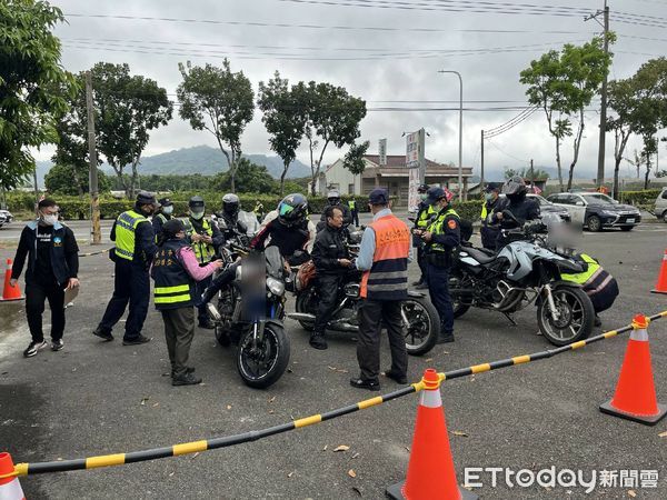 ▲台南市警玉井分局17日會同麻豆監理站、環保局及交通警察大隊聯手出擊，在轄區楠西段台3線370公里處執行「監警環聯合稽查」。（圖／記者林悅翻攝，下同）