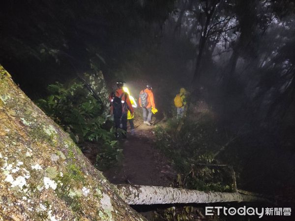 ▲▼1男1女登谷關「八仙步道」頭痛、手骨折，由谷關警消救援下山。（圖／記者鄧木卿攝）