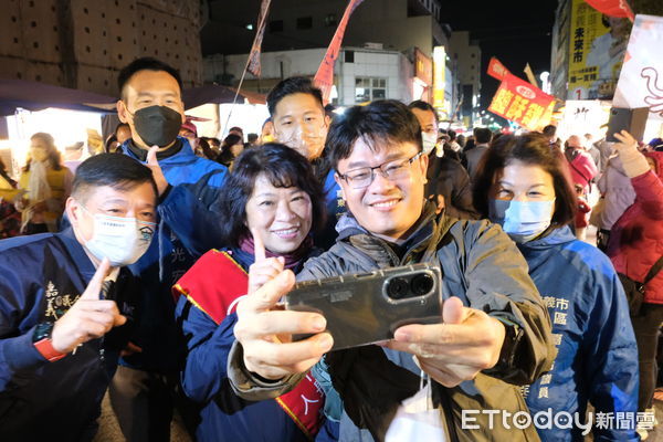 ▲▼ 黃敏惠選前之夜選人潮較多的文化商圈夜市拜票  。（圖／記者翁伊森翻攝）