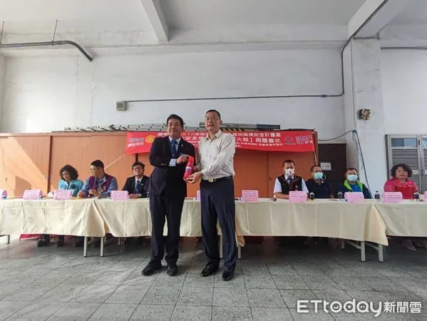 ▲國際扶輪3510地區屏東第二分區捐贈屏東縣消防局第3消防大隊簡易式水基型滅火器             。（圖／記者陳崑福翻攝，下同）