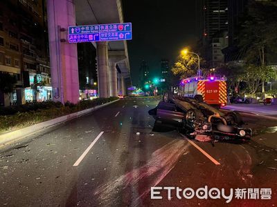 台中轎車撞分隔島四輪朝天　駕駛辯「打滑」...警：車速過快