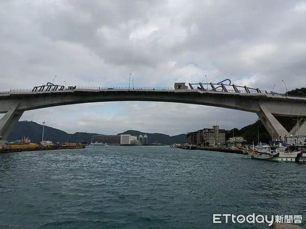 ▲▼總統蔡英文、行政院長蘇貞昌等人主持新建南方澳大橋通車剪彩典禮，新橋當天15時正式開放人車通行。（圖／記者游芳男攝，下同）