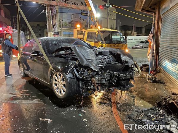 ▲寒夜撞LEXUS，賓士車頭冒火光全燒毀「險波及機車充電站恐爆炸」。（圖／民眾提供）