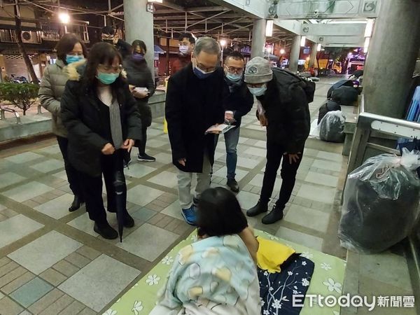 ▲▼衛福部與北市府夜訪街友。（圖／台北市社會局提供）