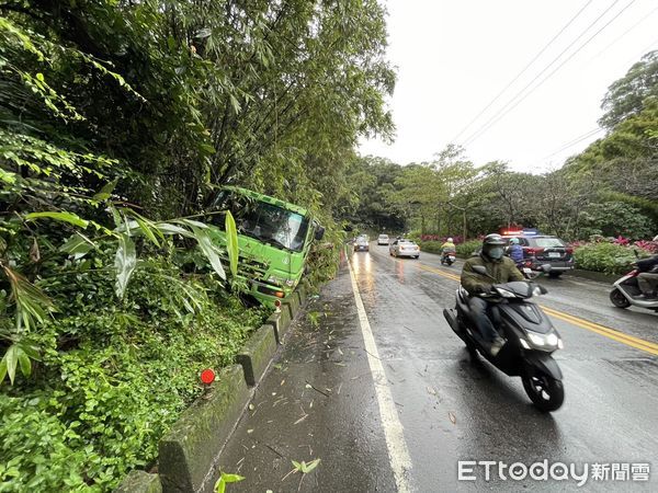 ▲▼  大貨車雨天行駛未減速，下秒失控撞山壁           。（圖／記者戴上容翻攝）