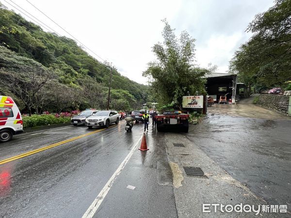 ▲▼  大貨車雨天行駛未減速，下秒失控撞山壁           。（圖／記者戴上容翻攝）