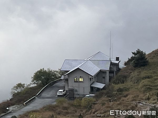 ▲寒流來襲，台14甲線合歡山路段武嶺至松雪樓限加掛雪鏈通行。（圖／南投林區管理處提供）