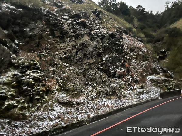 ▲寒流來襲，台14甲線合歡山路段武嶺至松雪樓限加掛雪鏈通行。（圖／南投林區管理處提供）