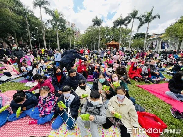 ▲▼  三重228公園改建後增加200坪草地！公所舉辦音樂盛會親子嗨翻天。（圖／記者戴上容翻攝）