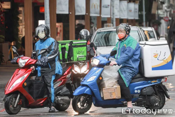 ▲▼外送,機車,雨天,行車安全,。（圖／記者周宸亘攝）