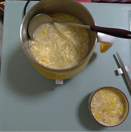 ▲▼有網友分享家中玉米濃湯的混搭吃法，意外掀起熱議。（圖／翻攝自Dcard）