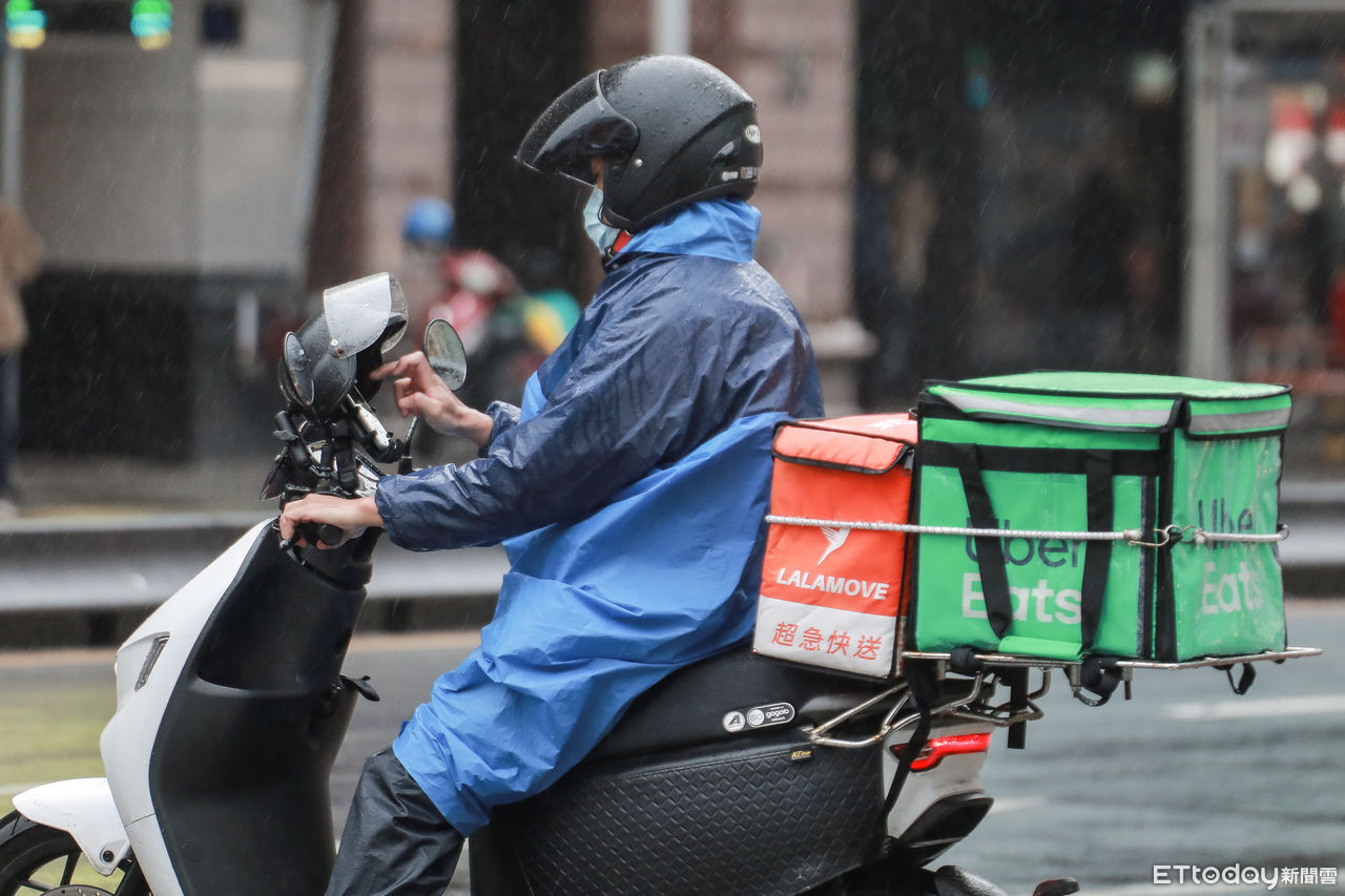 救完人趕著送餐!外送員違規被開單 一票人狂刷:我來繳