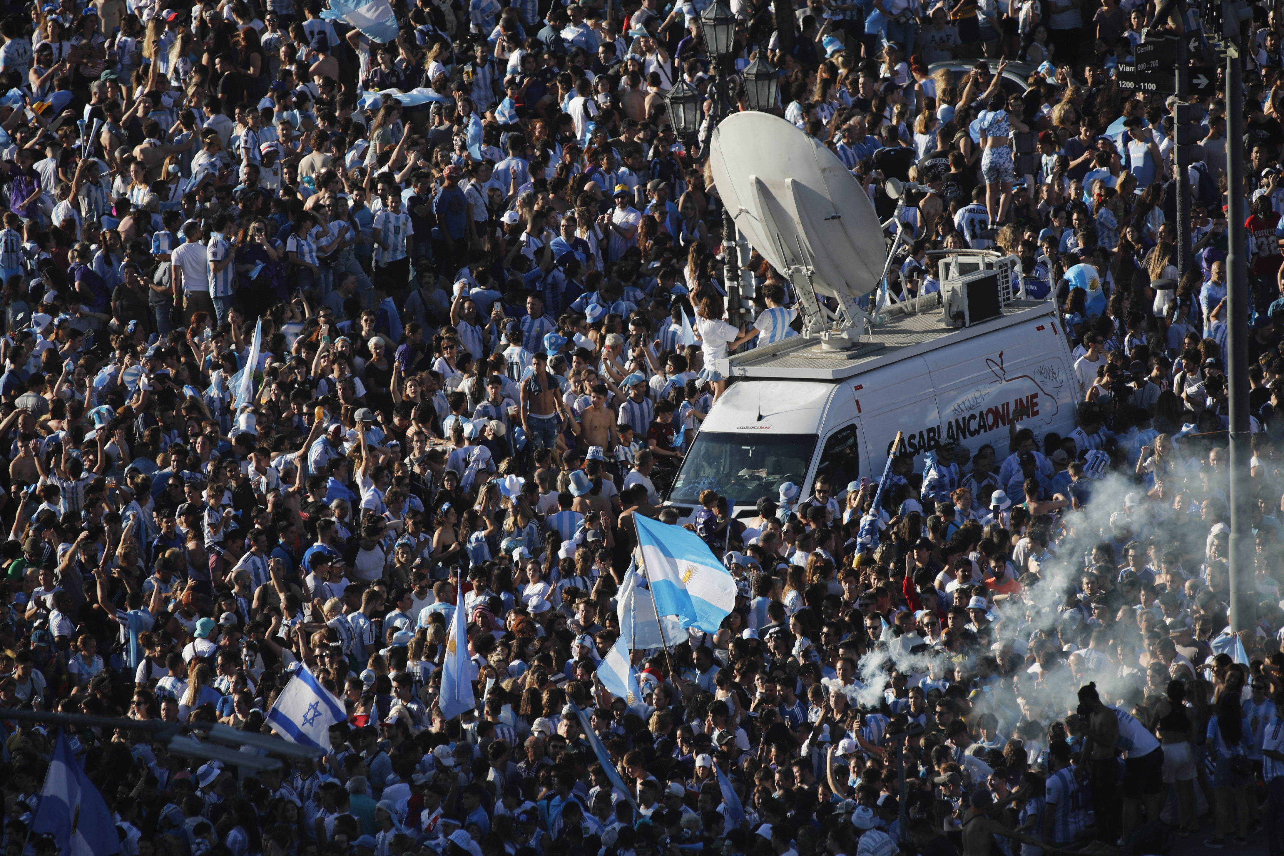 ▲▼阿根廷世界盃奪冠，球迷嗨爆慶祝。（圖／路透）