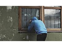 誰都不能搶走我媽媽！27歲男開車輾過母親男友2次　母出庭再爆被他跟蹤偷窺