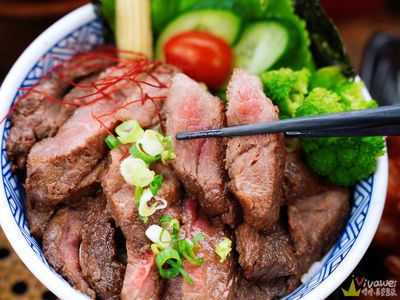 抹茶霜淇淋、雞湯紅茶免費自取！苗栗直火燒肉丼飯主打滿滿肉山