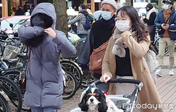 ▲▼天氣 寒流 低溫 冬衣 保暖 寒冷。（圖／記者屠惠剛攝）