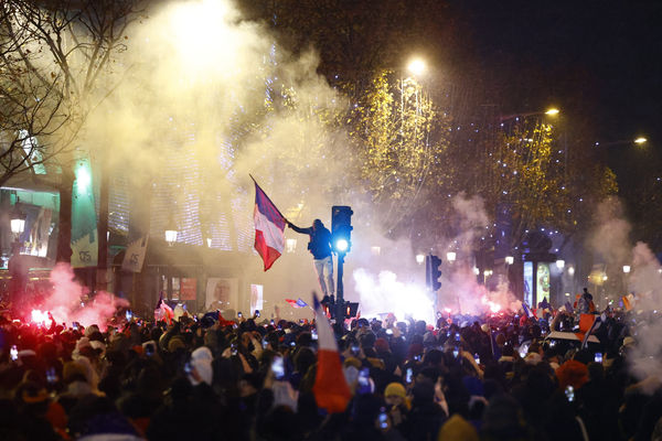 ▲▼ 法國球迷在街頭與警方發生衝突。（圖／路透）