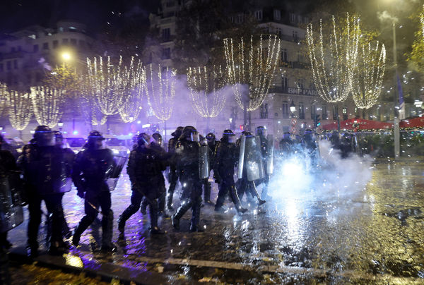 ▲▼ 法國球迷在街頭與警方發生衝突。（圖／路透）