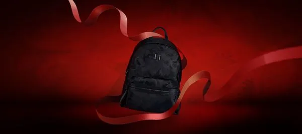 ▲▼聖誕特賣MON CARBONE新品城市後背包限時8折。（圖／業者提供）