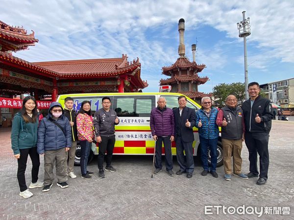 ▲台南市新營區成大藥局莊金德先生，捐贈台南市消防局第一救災救護大隊新營分隊救護車1輛，並於19日上午於新營太子宮廣場，由消防局長李明峯代表受贈。（圖／記者林悅翻攝，下同）