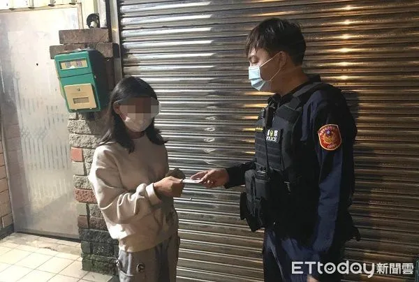 ▲警方將尋獲的學生證專程送到女高中生住處。（圖／大園警分局提供）