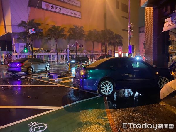 ▲屏東凌晨許發生一起2自小客車擦撞車禍，其中一車還撞上診所牆柱。（圖／記者陳崑福翻攝）