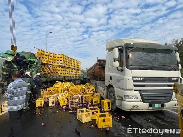 ▲▼國道十號燕巢交流道發生車禍。（圖／記者許宥孺翻攝）