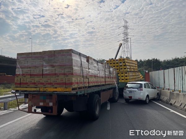 ▲▼國道十號燕巢交流道發生車禍。（圖／記者許宥孺翻攝）