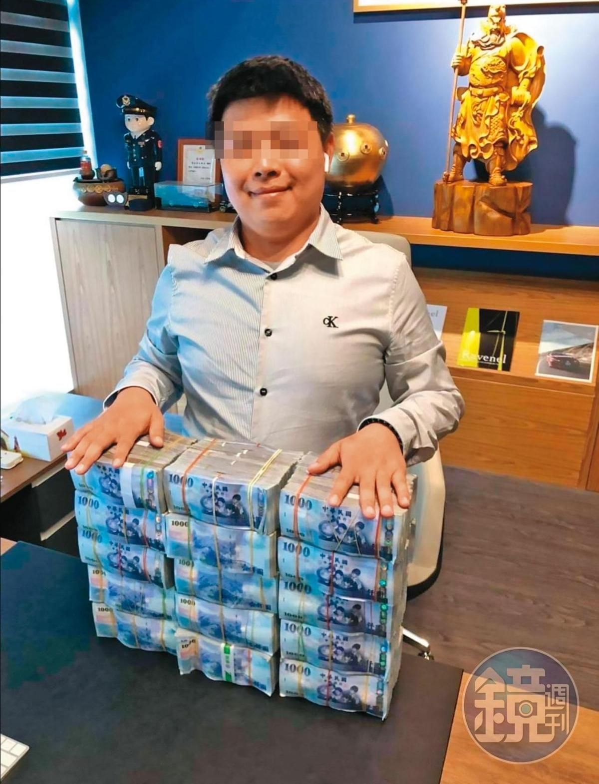 李男的辦公桌上堆滿鈔票，看似多金，卻被踢爆利用超跑吸金詐騙。（讀者提供）