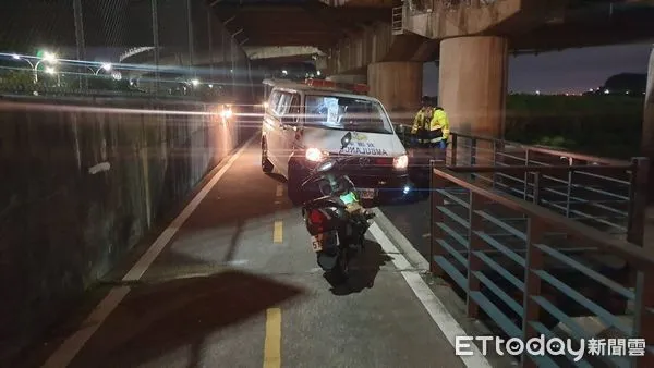 ▲▼ 救護車急赴救災，未料中途為閃車，車輪卡木棧道動彈不得。（圖／記者戴上容翻攝）