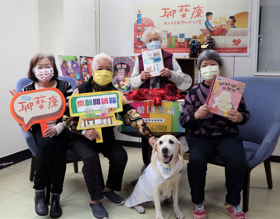 ▲新北市圖推「樂齡閱讀箱」 狗醫生陪伴樂活閱讀。（圖／新北市立圖書館提供）