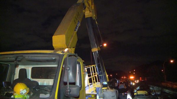 ▲▼國道工程車吊籃遭大貨車撞上，釀2傷。（圖／記者游宗樺翻攝）