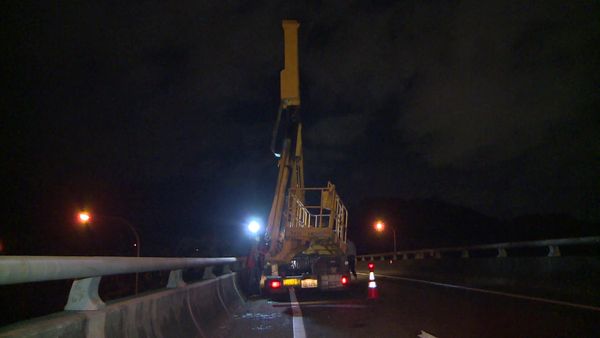 ▲▼國道工程車吊籃遭大貨車撞上，釀2傷。（圖／記者游宗樺翻攝）