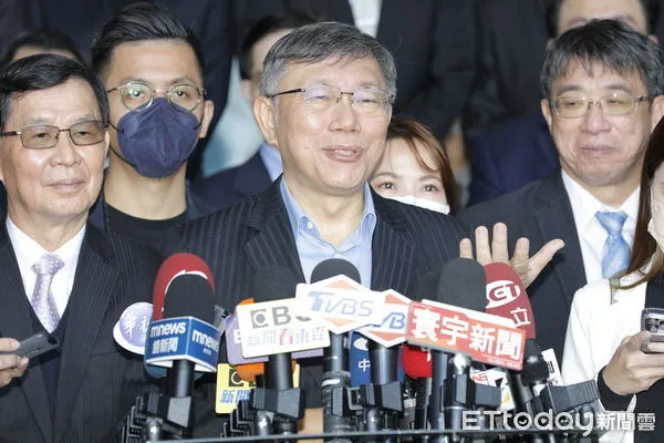 ▲▼台北市政府副市長及一級機關政務首長總辭，總辭後與市長柯文哲一同在台北市政府大門拍畢業照。（圖／記者湯興漢攝）